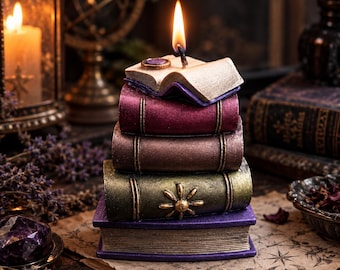 Vela de estearina con forma de pila de libros encantados y libro mágico abierto. Vela literaria artesanal para amantes de los libros, escritores y decoración acogedora de estilo cottagecore.