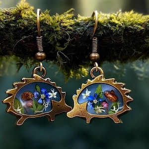 Pendientes de erizo con flores silvestres y setas reales. Joyería para amantes de la naturaleza inspirada en el bosque encantado.
