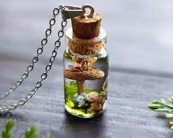 Collar terrario de setas: colgante de botella con musgo y flores naturales.