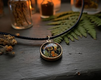 Collar de latón en tono dorado de 24 quilates con liquen real, pieza natural de bruja del bosque, regalo botánico de cumpleaños, colgante de joyería de boda Cottagecore