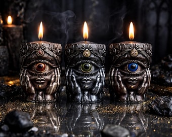 Vela talismán mística del ojo que todo lo ve con simbolismo del tercer ojo y colorido poder visionario. Decoración gótica acogedora para inauguración de la casa.