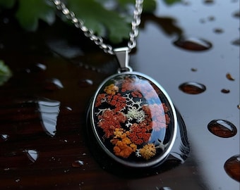 Collar de resina con musgo y líquenes auténticos: Amuleto de estilo rústico bronce.