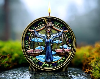 Vela del zodiaco Libra en tonos verdes metálicos y dorados, decoración astrológica pintada a mano.