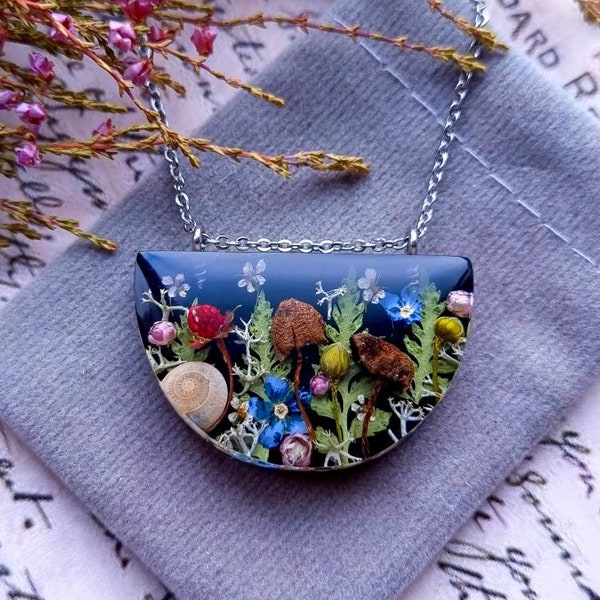 Mushroom necklace - Resin jewelry - Pressed flower pendant - Terrarium jewellery - Gift for her - Forest witch - Mori girl - Strega fashion