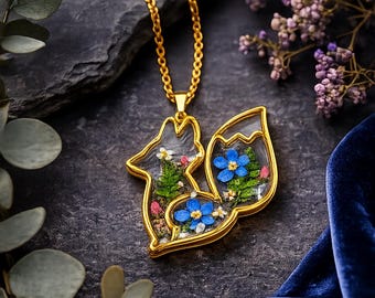 Fox Necklace with Real Pressed Forget-Me-Nots, Gold Botanical Resin Pendant, Nature Jewelry, Stainless Steel Chain, Woodland Gift for Her