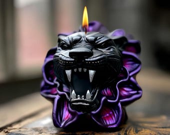 Vela Tótem de Pantera Feroz en Flor Púrpura, Decoración Gótica para Bodas, Regalo para Amantes del Dark Academia