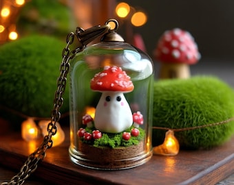 Collar con diorama de setas fantasma caprichosas: recuerdo fantástico que brilla en la oscuridad