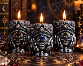 Vela talismán mística del ojo que todo lo ve con simbolismo del tercer ojo y poderes visionarios coloridos. Decoración acogedora de estética gótica para inauguración de casa.