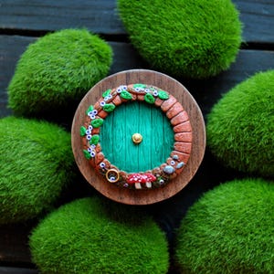 Unieke sprookjesdeur Verloving houten rustieke ringdoos met paddenstoelen Fantasieliefhebber Cottagecore-stijl Voorstel Middeleeuwse hobbit Huwelijkscadeau