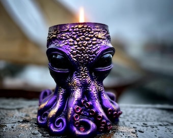 Decoración gótica para el hogar y accesorio ocultista: Pulpo Cthulhu de las profundidades marinas místicas de color púrpura.