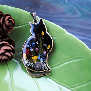 魔女のための本物の花が付いた黒猫のネックレス。猫好きの方への誕生日プレゼント。幸運のペンダント。キティコレクターへのペットロスジュエリーのプレゼント。
