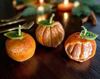 Juego de 3 velas de cera de abeja realistas con forma de mandarina, decoración frutal y un regalo navideño original.