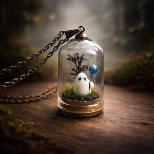 手作りのゴーストジオラマネックレス：風変わりな青い風船のペンダント、ゴシックチャーム