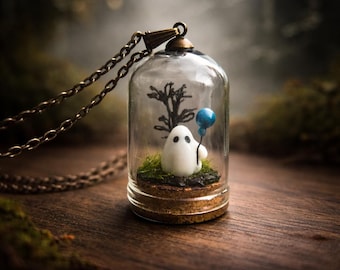 Collar con diorama de fantasmas hecho a mano: colgante de globo azul caprichoso, encanto gótico