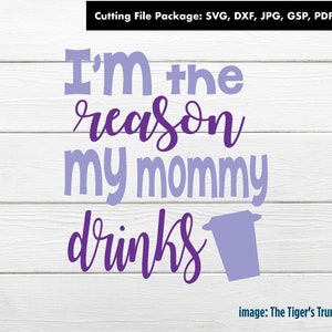 Bebê engraçado svg para artesanato DIY, arquivos de corte para presente para nova mãe, design de camisa I'm the Reason Mommy Drinks, download instantâneo de café svg