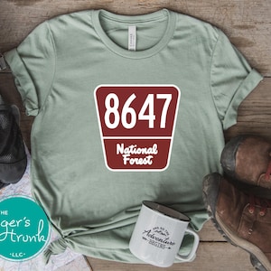 Camiseta 8647 con diseño de letrero de Bosque Nacional, sutil protesta política, resistencia silenciosa, inspiración natural para regalar.