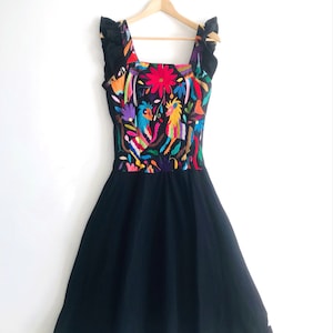 The “TLAQUEPAQUE” Black multicolor handembroidery by Otomi women. 100% cotton(Muslin).