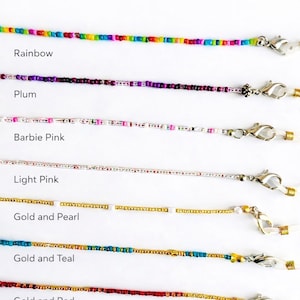 Puede incluir: Siete cadenas de cuentas para gafas con cierres de mosquet&oacute;n de metal y bucles de silicona. Los estilos est&aacute;n etiquetados como Rainbow, Plum, Barbie Pink, Light Pink, Gold and Pearl, Gold and Teal y Gold and Red, con cuentas de vidrio.
