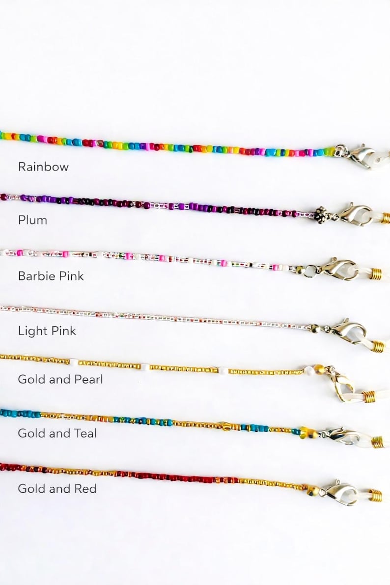 Puede incluir: Siete cadenas de cuentas para gafas con cierres de mosquet&oacute;n de metal y bucles de silicona. Los estilos est&aacute;n etiquetados como Rainbow, Plum, Barbie Pink, Light Pink, Gold and Pearl, Gold and Teal y Gold and Red, con cuentas de vidrio.
