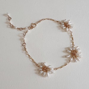 Dainty pearl bracelet