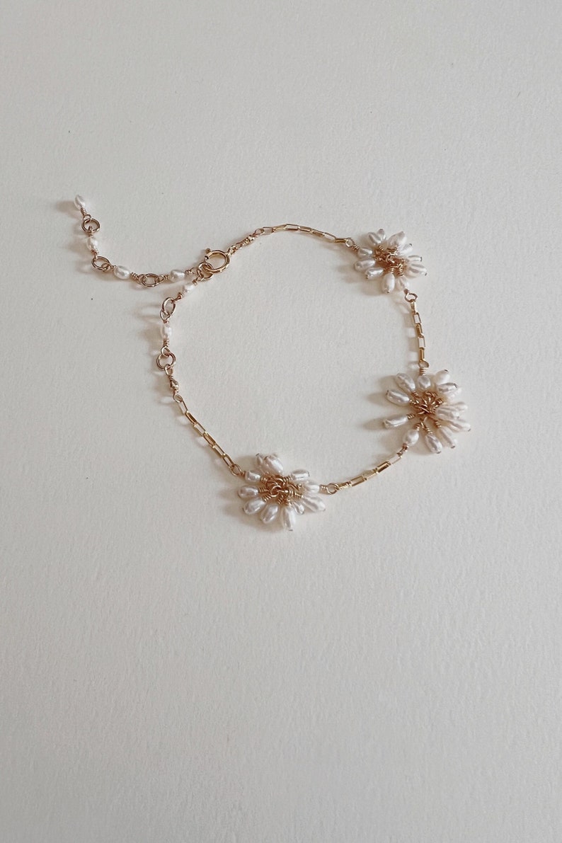 Dainty pearl bracelet