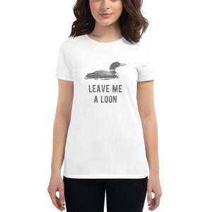 Könnte beinhalten: Weißes Damen-T-Shirt mit einer grauen Loon-Illustration und dem Text "Leave Me A Loon".
