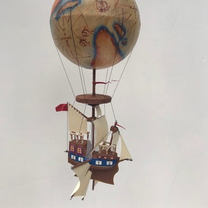 Dirigible con mapa colorido - grande