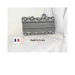 sac besace en tissu coton imprimé "aztèque "gris et noir, intérieur blanc, avec fermeture zippé