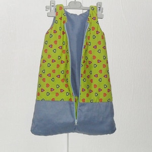 gigoteuse enfant en coton, molletonné, tissu bleu uni et vert à motif, pression aux épaules, intérieur uni
