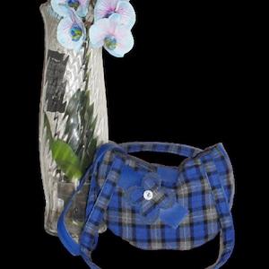 sac à main bandoulière, tissu écossais bleu à carreau, simili cuir bleu, une poche interne zippé et une simple image 1