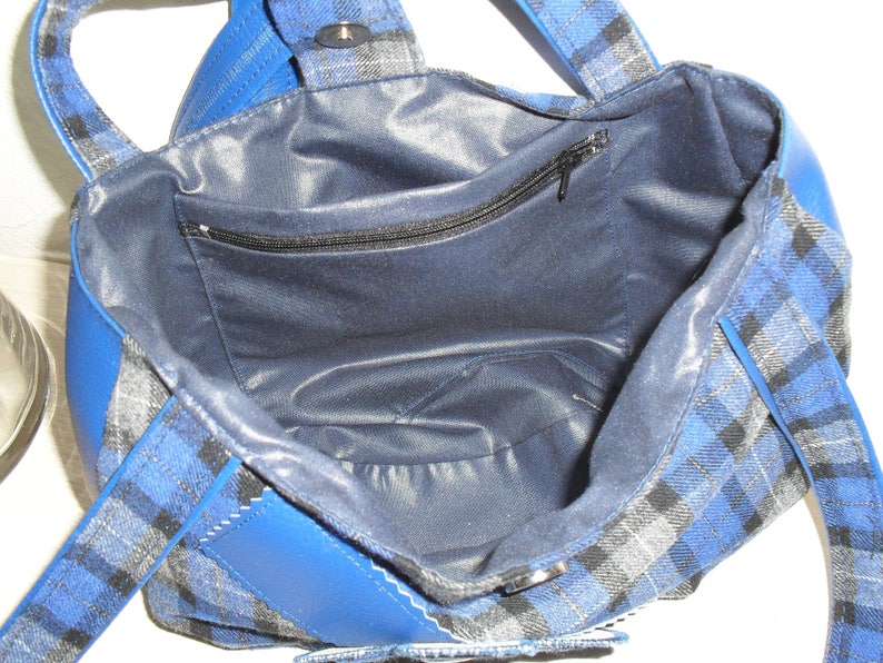 sac à main bandoulière, tissu écossais bleu à carreau, simili cuir bleu, une poche interne zippé et une simple image 4