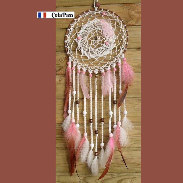 attrape rêve en point macramé sur ton rose avec perles et plumes en couleur