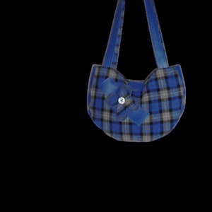 sac à main bandoulière, tissu écossais bleu à carreau, simili cuir bleu, une poche interne zippé et une simple image 2