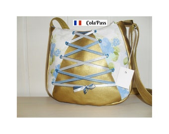 sac à main bandoulière réglable en simili cuir de couleur doré  doublé coton , imprimé fleur avec poche interne dont une zippé