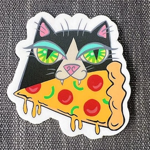 Może przedstawiać: Czarno-biały kot z zielonymi oczami je kawałek pizzy z pepperoni i zielonymi paprykami. Pizza kapie serem i sosem.