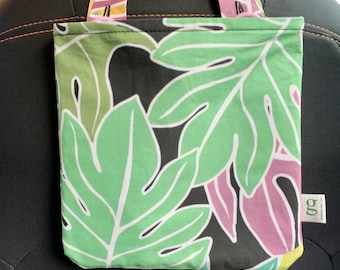 Car garbage bag, car trash bag, car litter bag, car trash, car catch-all bag, earth-friendly bag, green garbage bag.