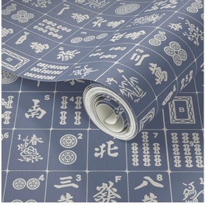 Peut inclure: Un rouleau de papier peint bleu avec un motif blanc de tuiles de mahjong. Les tuiles présentent des caractères et des symboles chinois.