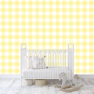 Peut inclure: Un lit bébé blanc avec un matelas et des oreillers, devant un mur à carreaux jaunes et blancs. Un cheval à bascule en bois et des paniers décoratifs sont devant le lit. Un oreiller porte l'inscription "Good night".