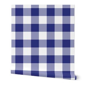 Peut inclure: Un rouleau de papier peint présentant un motif vichy classique avec des carrés alternés de blanc uni, de bleu pervenche clair et de bleu marine profond. Le design se compose d'une grille répétitive de bandes horizontales et verticales.