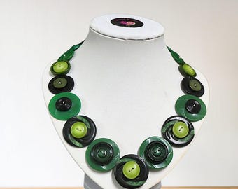 Handgefertigte Vintage Knopf-Halskette: Grüner Statement-Schmuck