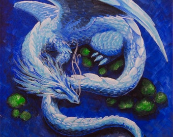 Può includere: Un drago blu e bianco avvolto attorno a un globo viola, con globi verdi sparsi intorno su uno sfondo blu scuro.