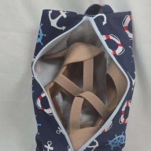 Traveling shoe pouch, handmade with cotton fabric, footwear storage, shoe box shoe pouch, sneaker bag, shoe bag with handle and zipper.