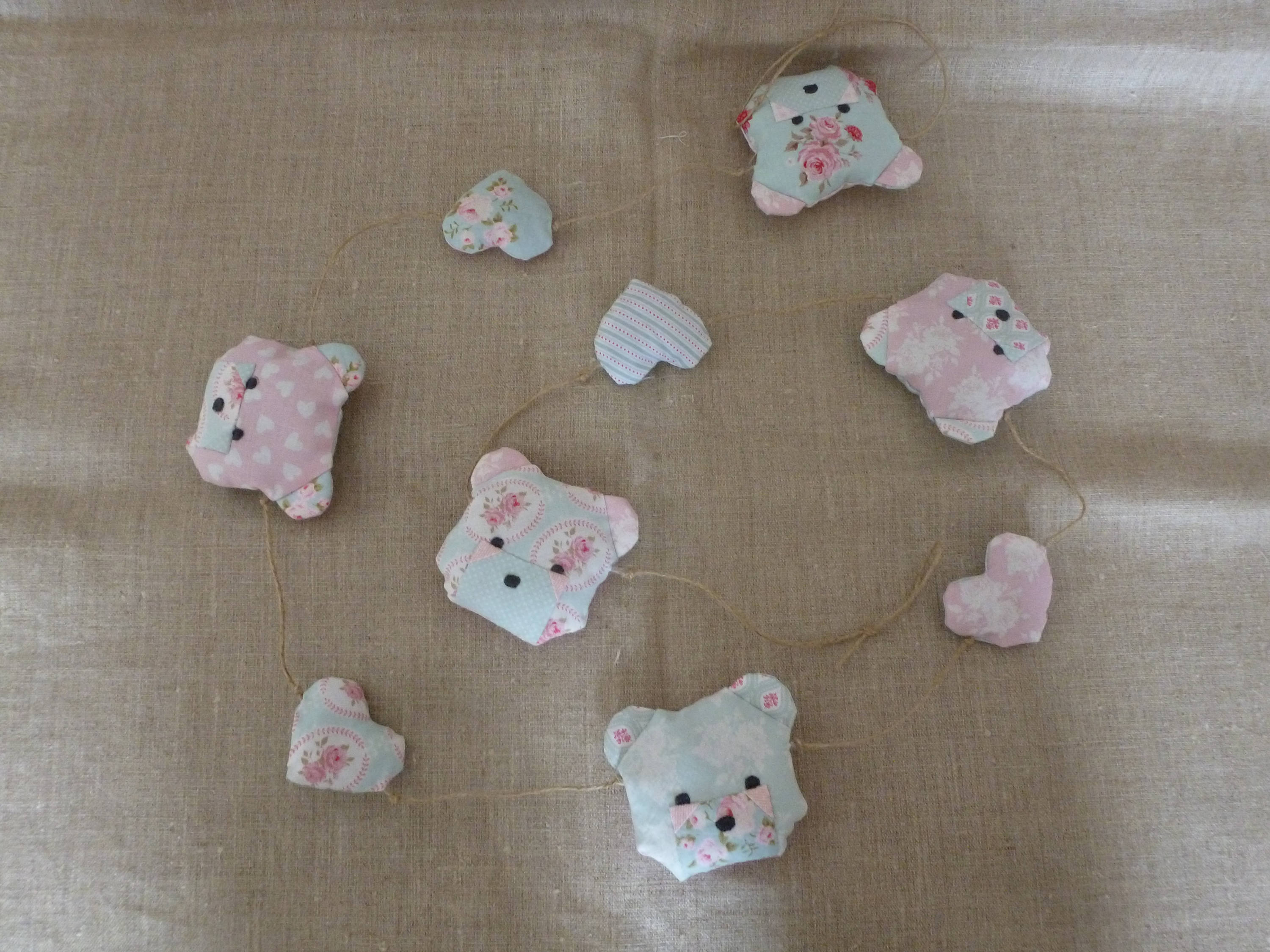 Guirlande de Nounours et Coeurs en Cotons Fleuris Roses Bleus Pastels sur Ficelle