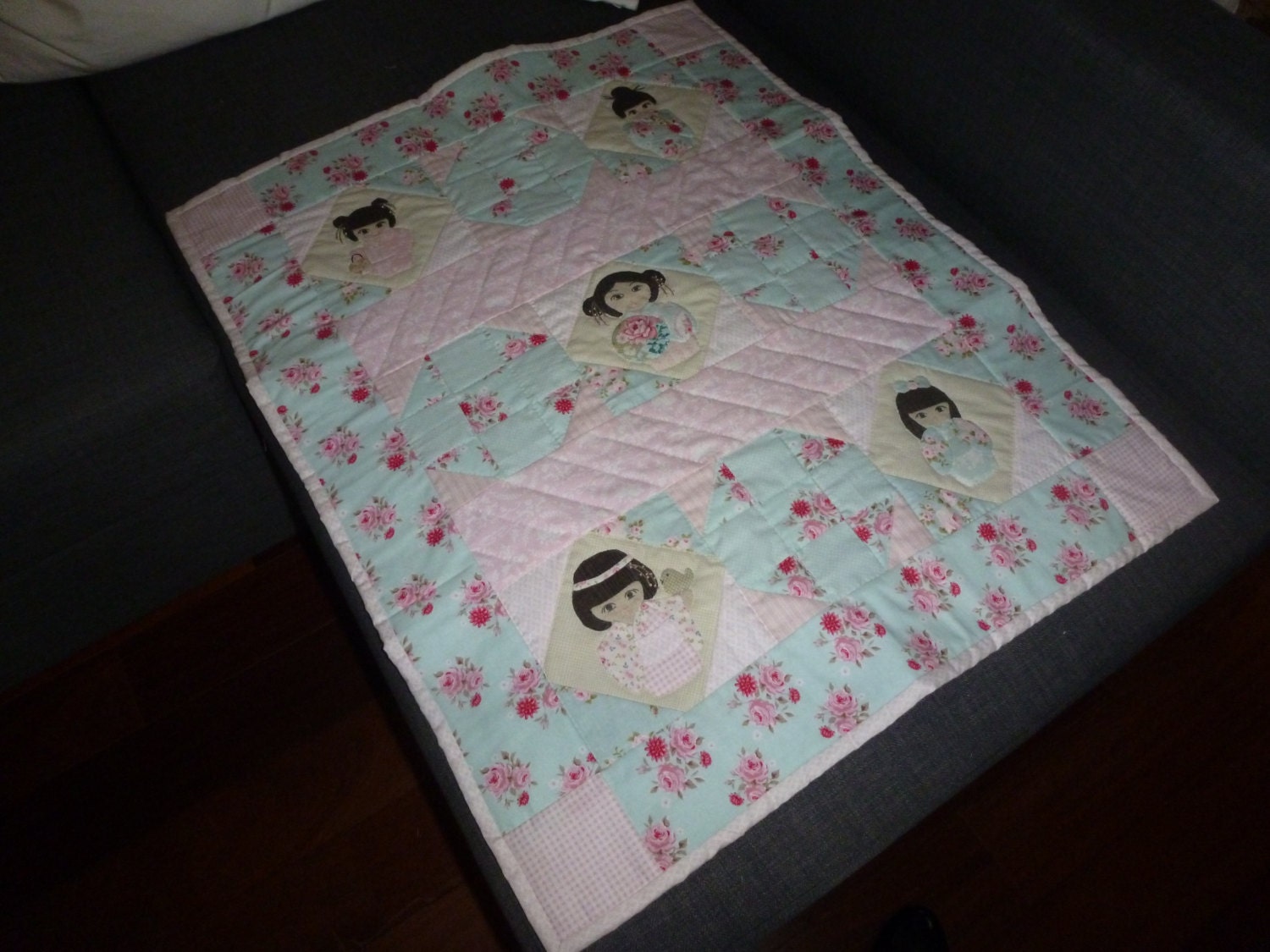 Couvre Lit Pour Berceau ou d'enfant en Patchwork avec Applications de Kokeshis Entièrement Quilté Ma