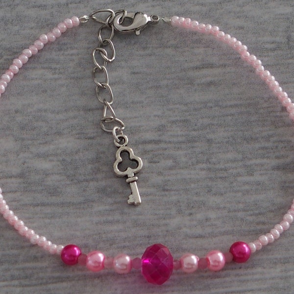 Bracelet fin rose perles de rocaille avec petites perles 3 tons et une à facettes  fait main