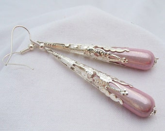 Boucles d'oreille rose pastel longues perles gouttes et support argenté fait main