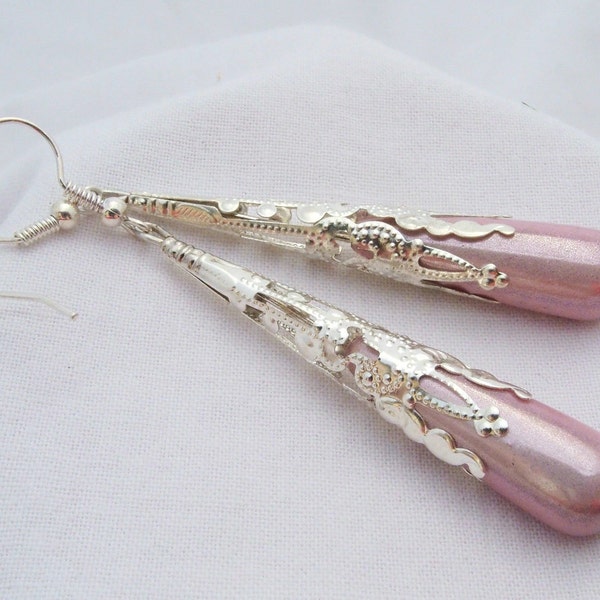 Pendientes rosa pastel largas gotas de perlas y soporte plateado hecho a mano