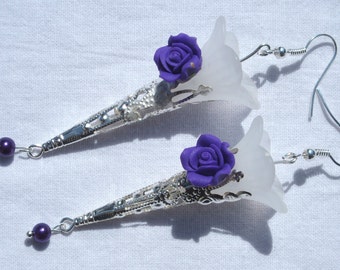 Boucles d'oreille pendants fleurs acrylique blanche et pâte fimo violettes et perles ronde en verre violet fait main