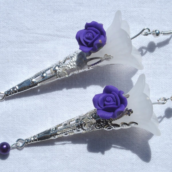 Boucles d'oreille pendants fleurs acrylique blanche et pâte fimo violettes et perles ronde en verre violet fait main