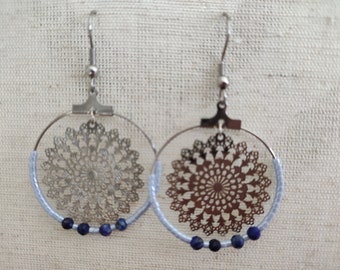 Boucles d'oreille créoles argenté avec perles Miyuki bleu, perles lapis lazuli et rosace filigrane fait main